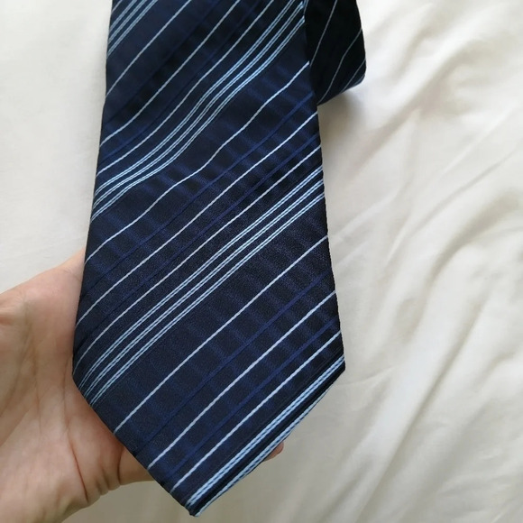 Dolce & Gabbana Silk Textured Navy and Blue Striped Tie Classic Luxury - Picture 7 of 15